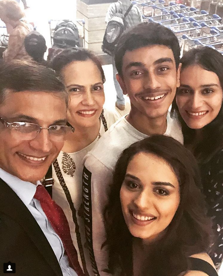 Manushi Chhillar with her Family