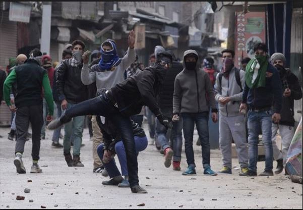 Stone Pelters help kashmir's Lashkar-e-Taiba chief-abu-dujana to escape during army search operation