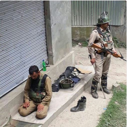 picture of CRPF Jawan Protecting Jammu and Kashmir Police man offering Namaz goes viral