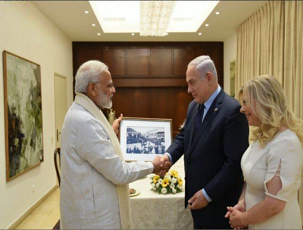 Israeli PM Netanyahu gifts Indian soldiers' photo to PM