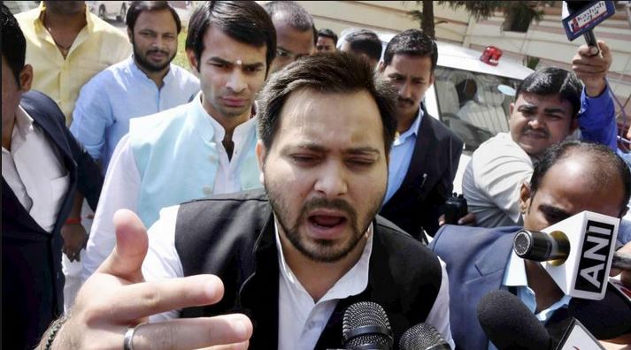 Tejashwi Stage Dharna in front of Rajbhawan