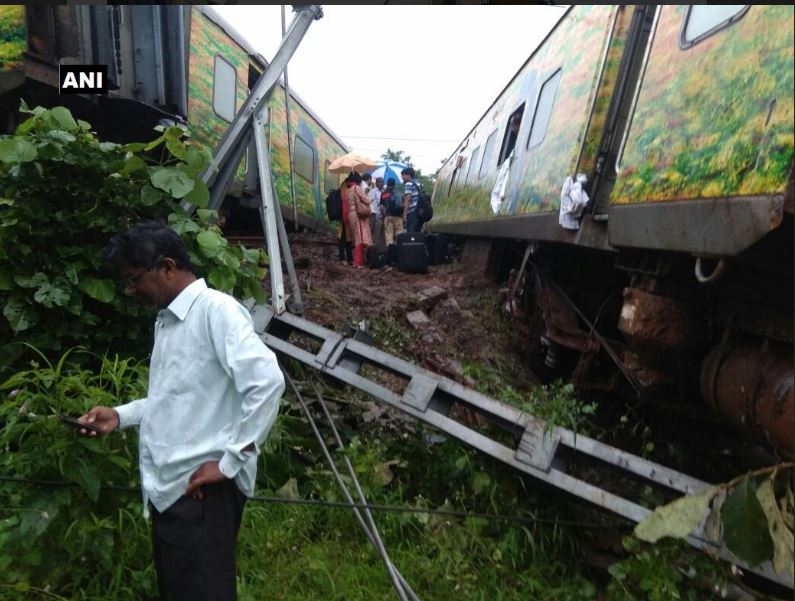 9 coaches & engine of Nagpur Mumbai Duronto Express derailed near Titwala,